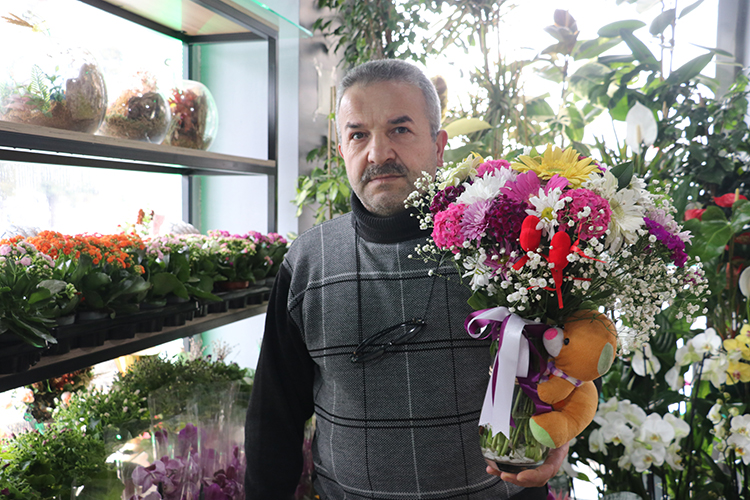 Evinin bahçesinde hobi olarak başladığı çiçekçiliği yaklaşık yarım asırdır sürdürüyor
