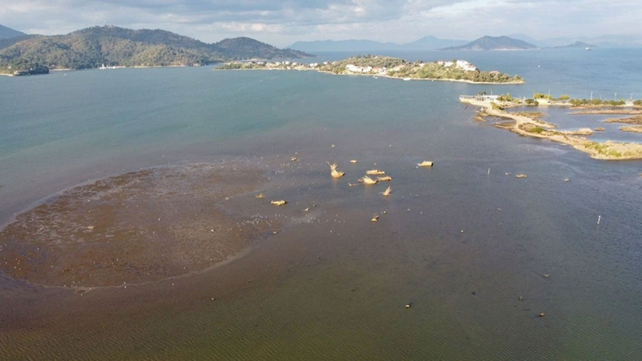 Marmaris ve Fethiye'de deniz suyu çekildi