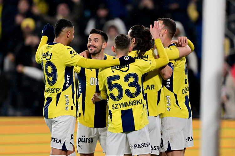 Fenerbahçe, zirveyle arasındaki puan farkını 4'e indirdi