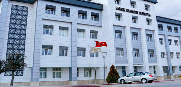 Konya Selçuk Üniversitesi'nde önce dekan yardımcısını, ardından da kendisini vurdu.